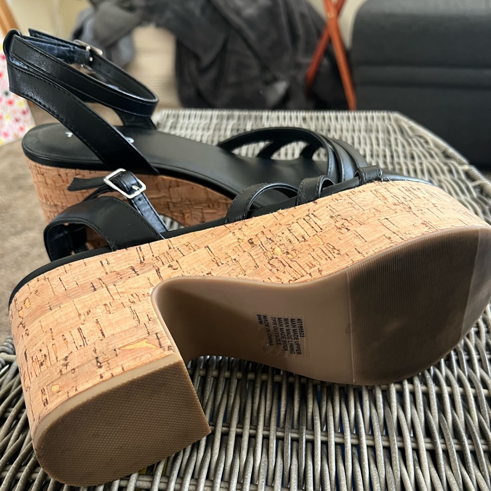 Torrid platform sandals - Picture 2 of 3